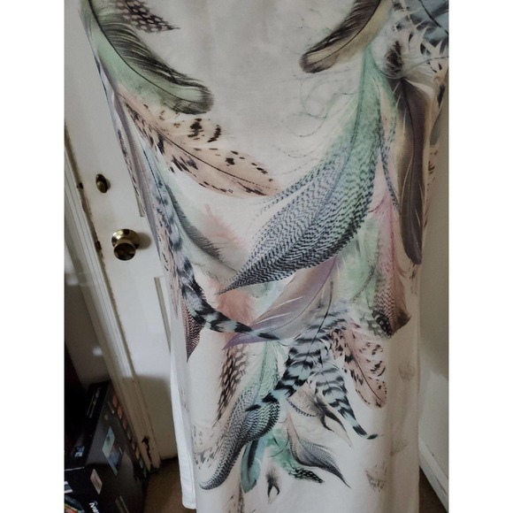 Breathtaking knee-length dress with feather print - Picture 2 of 3